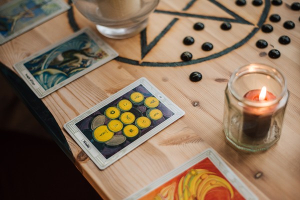 How many tarot cards are there in a deck?