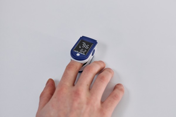 How does pulse oximeter work ? How it calculates oxygen level?
